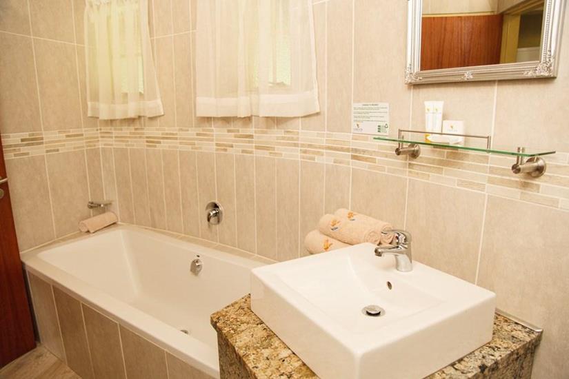 Badplaas, A Forever Resort: 4-Sleeper Rondavel. 2 bedrooms (4 single beds) 