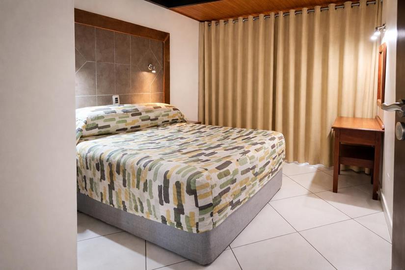 Badplaas, A Forever Resort: 6-Sleeper Chalet. 3 bedrooms (1 double bed & 4 single beds)