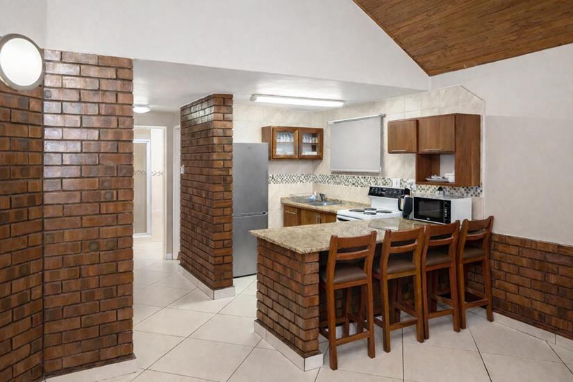 Badplaas, A Forever Resort: 6-Sleeper Chalet. 3 bedrooms (1 double bed & 4 single beds)