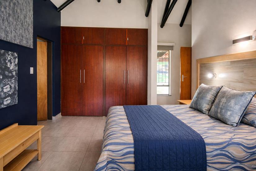 Badplaas, A Forever Resort: 10-Sleeper Guest House. 3 bedrooms (1 queen bed, 2 double beds, 2 single beds & bunker bed)