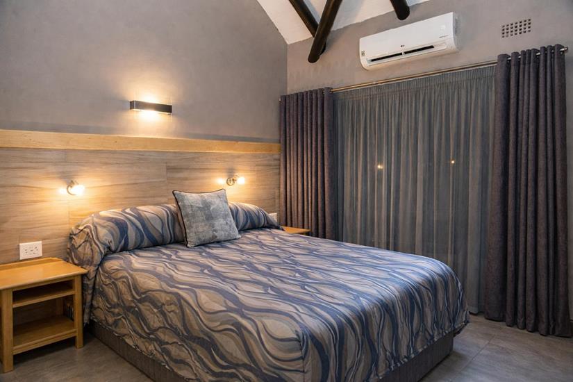 Badplaas, A Forever Resort: 10-Sleeper Guest House. 3 bedrooms (1 queen bed, 2 double beds, 2 single beds & bunker bed)